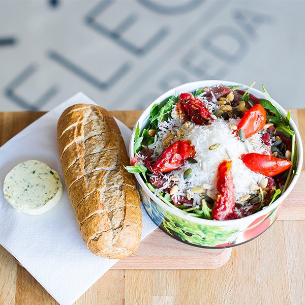 Maaltijdsalade met stokbrood en kruidenboter