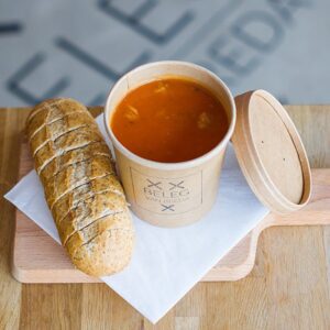 Tomatensoep met ballen en vlees; warme lunch met stokbrood en kruidenboter