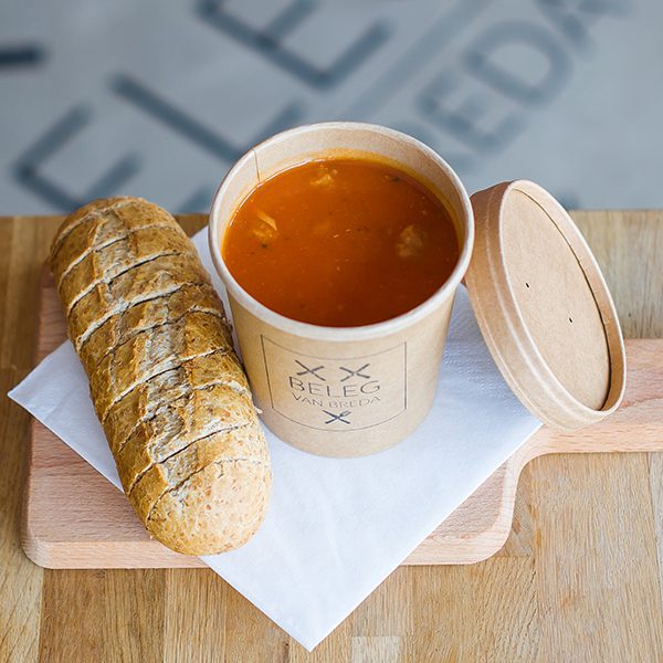 Tomatensoep met ballen en vlees; warme lunch met stokbrood en kruidenboter